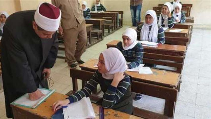 طلاب الابتدائية والإعدادية الأزهرية يؤدون امتحانات اليوم الثاني 