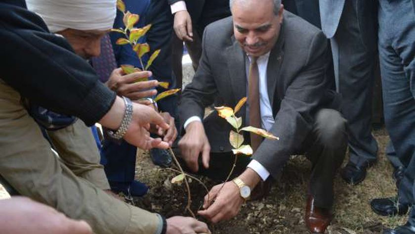1000 شجرة.. رئيس جامعة الأزهر يدشن مبادرة  هنجملها  بفرع أسيوط - مصر - 