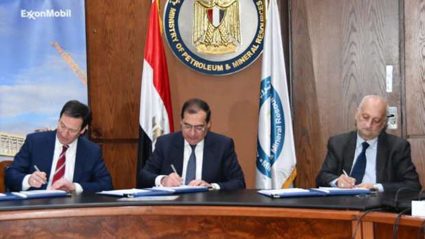 مصر توقع اتفاقيتين جديدتين للبحث عن البترول بالبحر المتوسط - اقتصاد - 