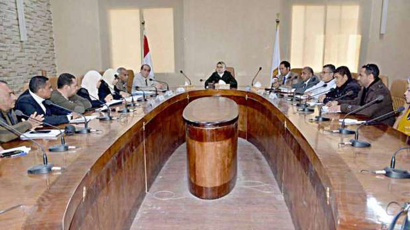 اجتماع قيادات محافظة الوادي الجديد لمتابعة تنفيذ توصيات منتدى الشباب - المحافظات - 